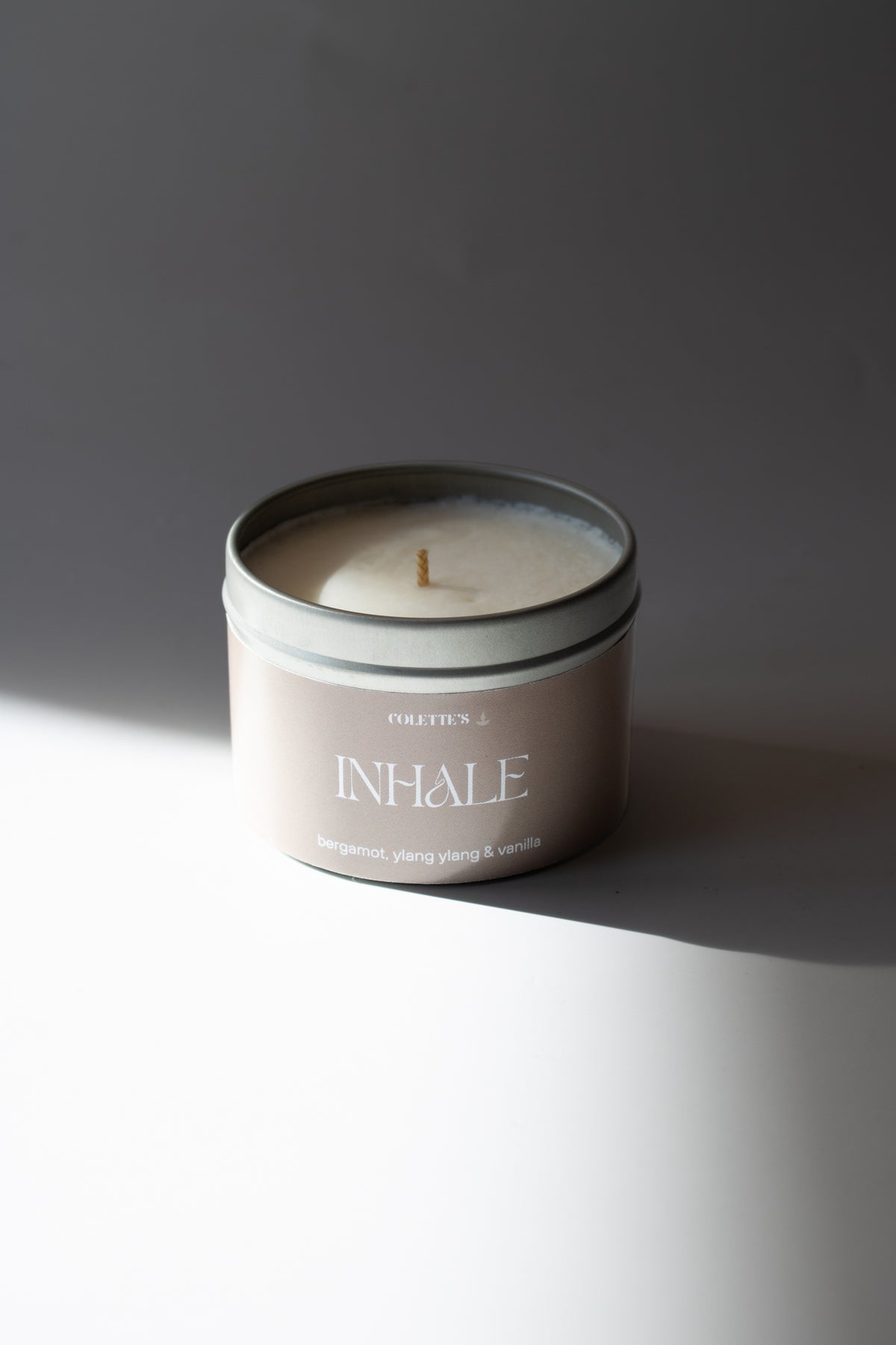 duftkerze_soja_inhale_bergamotte_vanille_ylang_ylang_in_aluminiumdose_20h_brenndauer_baumwolldocht