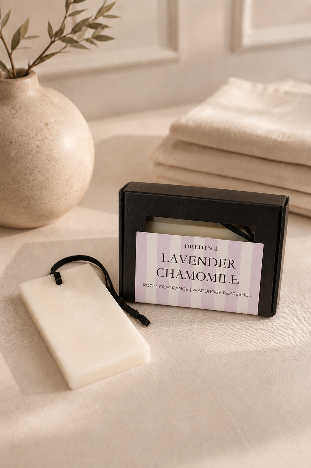 hanging wax sachet raumduft air refresher wardrobe refresher lavender kamille silikonfrei parabenfrei sojawachs duftende Plättchen in schwarzer Umverpackung mit gestreiftem label