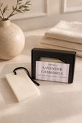 hanging wax sachet raumduft air refresher wardrobe refresher lavender kamille silikonfrei parabenfrei sojawachs duftende Plättchen in schwarzer Umverpackung mit gestreiftem label