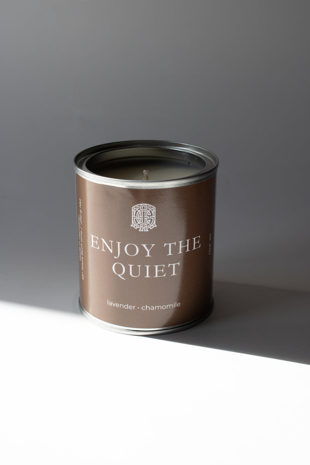soja_duftkerze_40_stunden_brenndauer_enjoy_the_wquiet_mit_lavendel_und_Kamille_zur_Entspannung_colette_s fürs Badezimmer oder Schlafzimmer